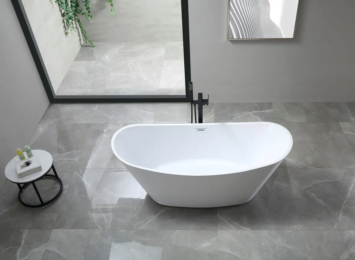 Badewanne aus Sanitäracryl im Badezimmer