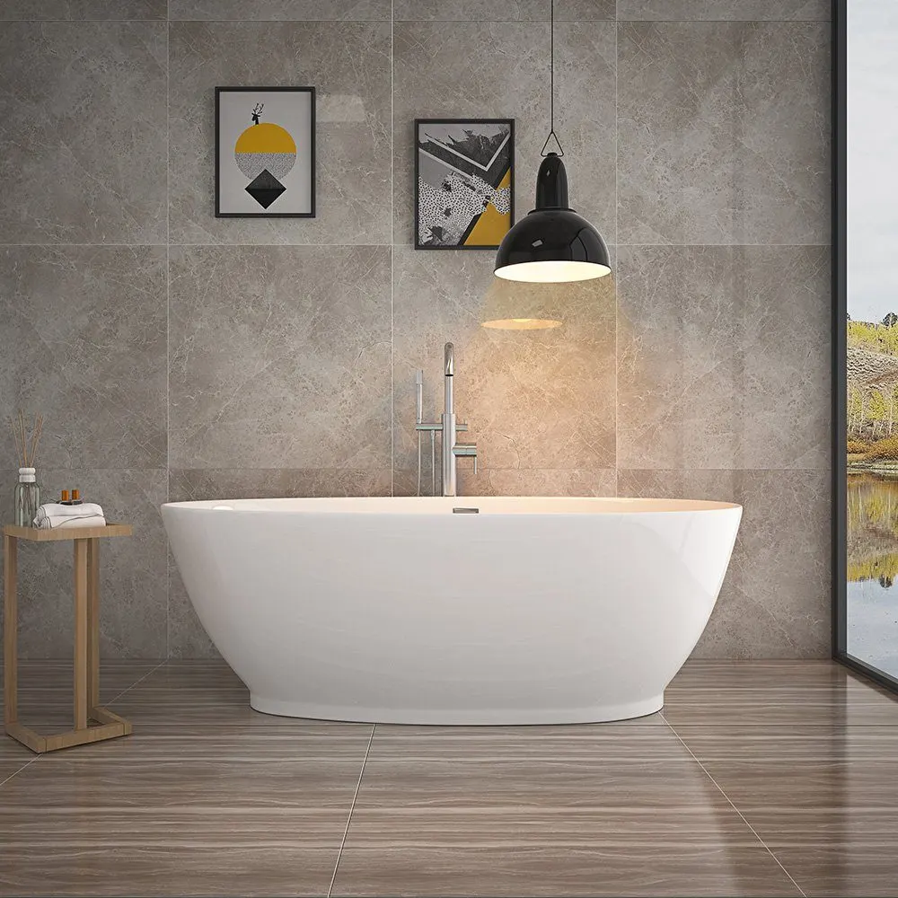 Freistehende Badewanne in einem hellen Badezimmer